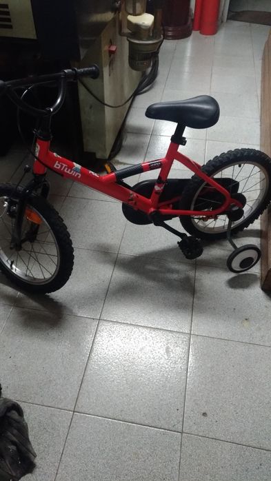 Bicicleta b'twin Hyper Hero mais Capacete Uns Carjr M