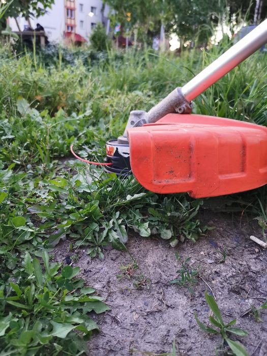 Usługi kosą spalinową (trawa, zarośla, krzaki, drobne drzewa itp.)