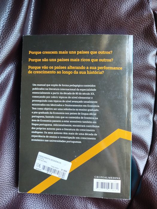 Livro universitário - Crescimento económico