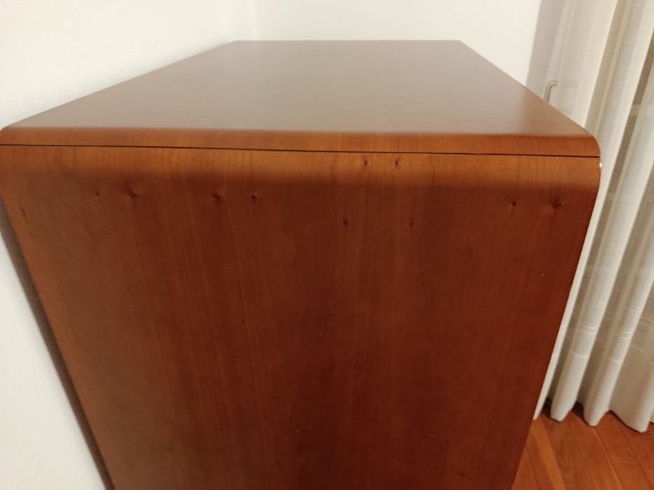 Lindo camiseiro, madeira de cerejeira.