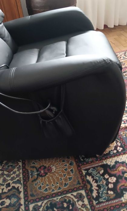 Cadeirão relax eléctrico geriátrico em pele sintética  encontra-se em bom estado, ideal para relaxar na sala de estar.