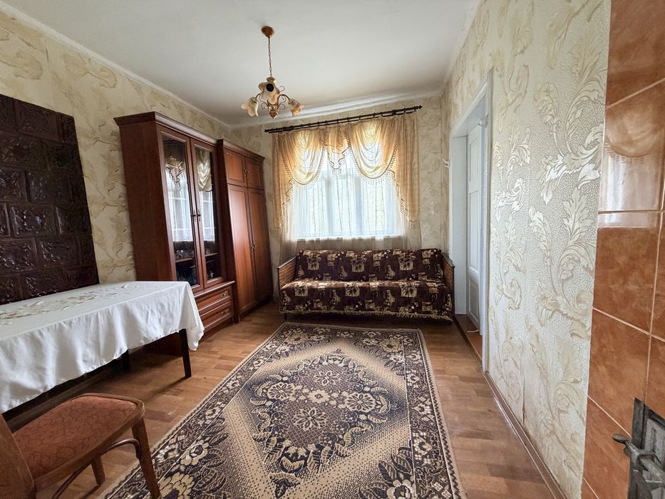 Продається жилий будинок з меблями