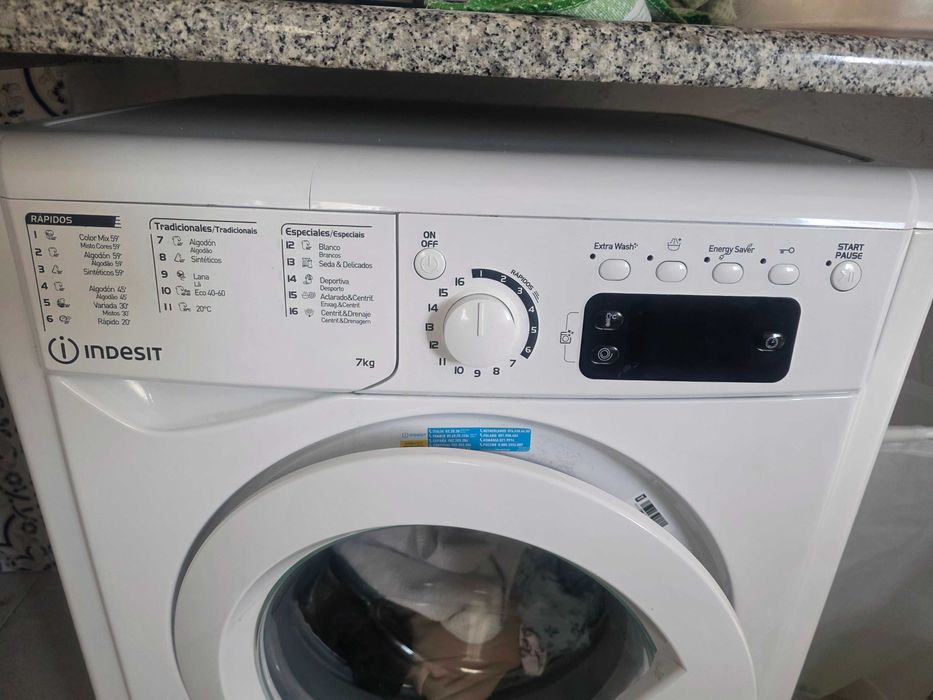 Maquina de lavar roupa com pouco uso