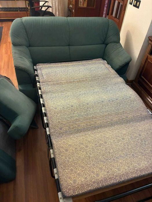 conjunto de 2 sofás (um deles sofá-cama) + apoio para pés