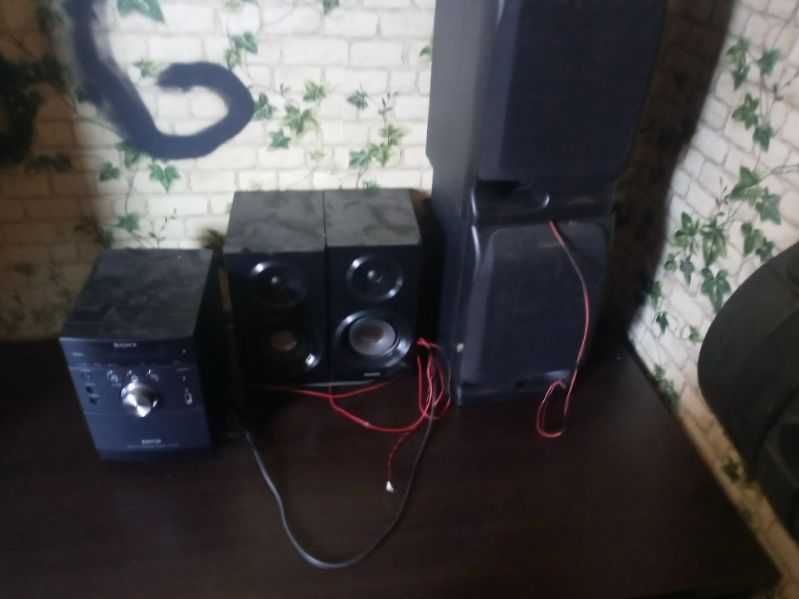 Wieża sony z głośnikami Philips