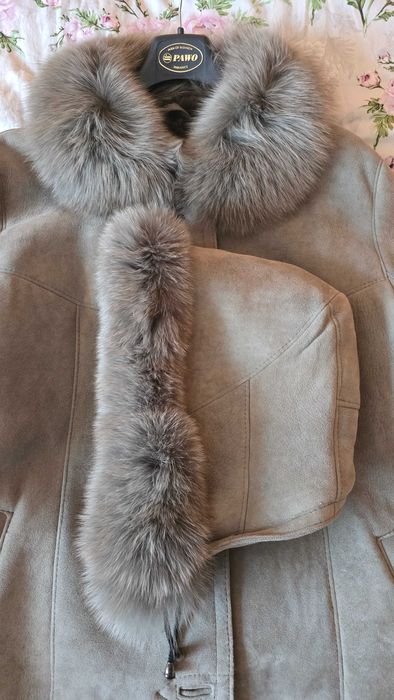 Stylowy kożuszek szary sr dlugosc obszyty futerkiem