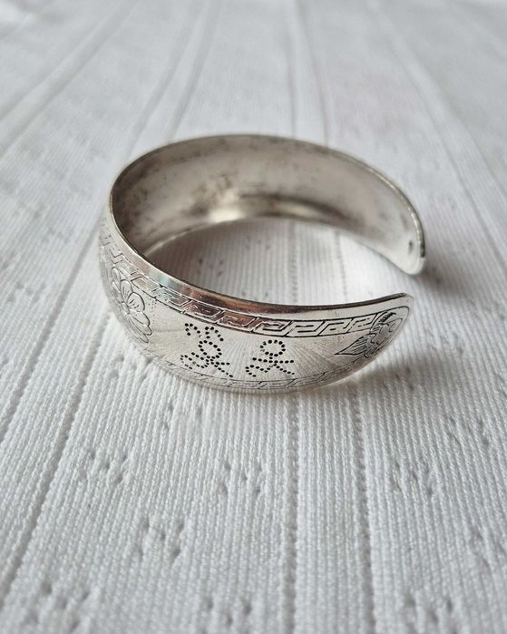 Regulowana bransoletka mankietowa z ornamentem