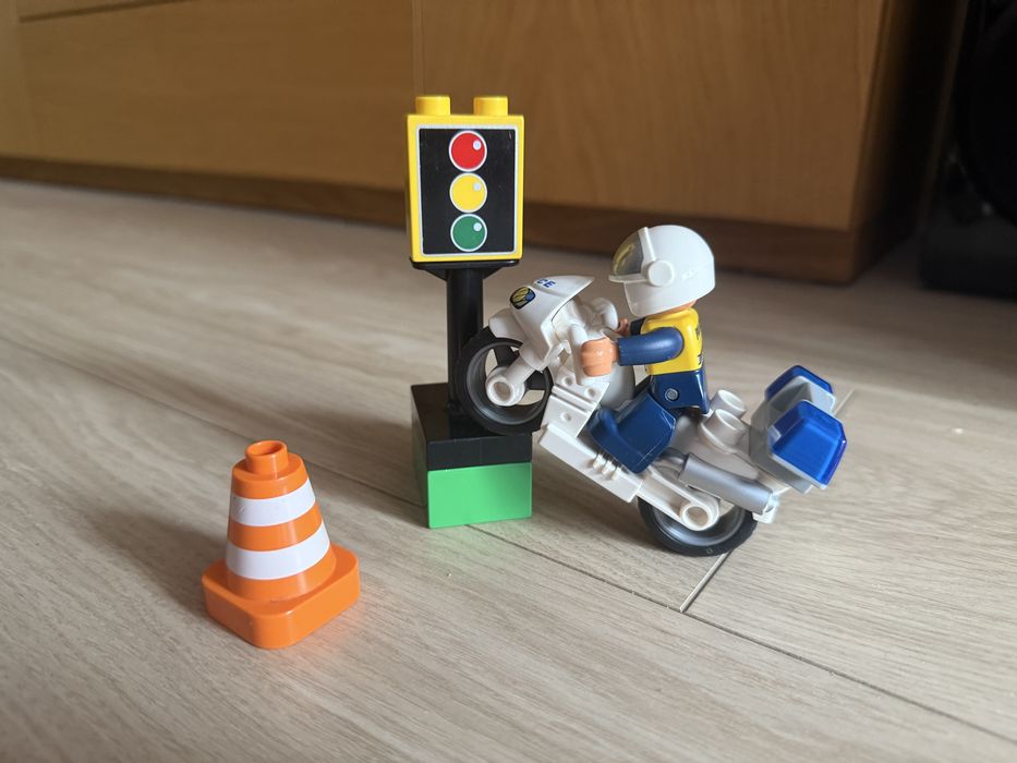 Policjant na motorze Lego Duplo 5679