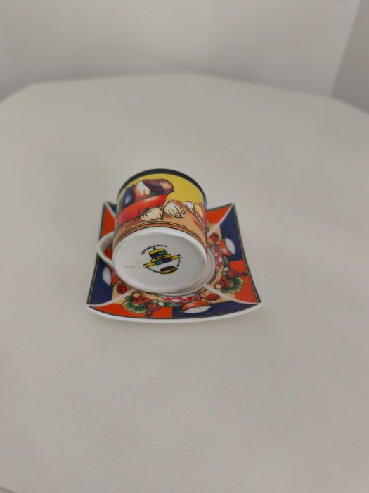 Chávena de café com pires quadrado