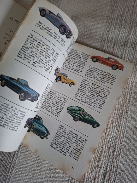 Livros antigos sobre carros desportivos e camiões