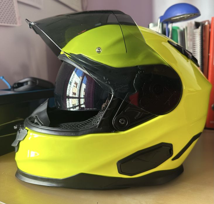 Vendo 2 conjuntos de Capacetes e Blusões para mota