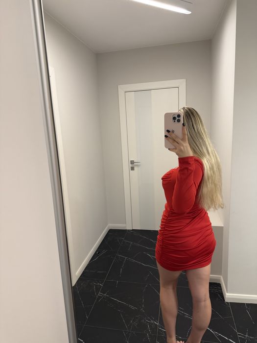 Ефектна червона сукня міні з грудними чашечками