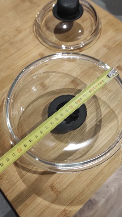 Varias tampas de vidro para tachos