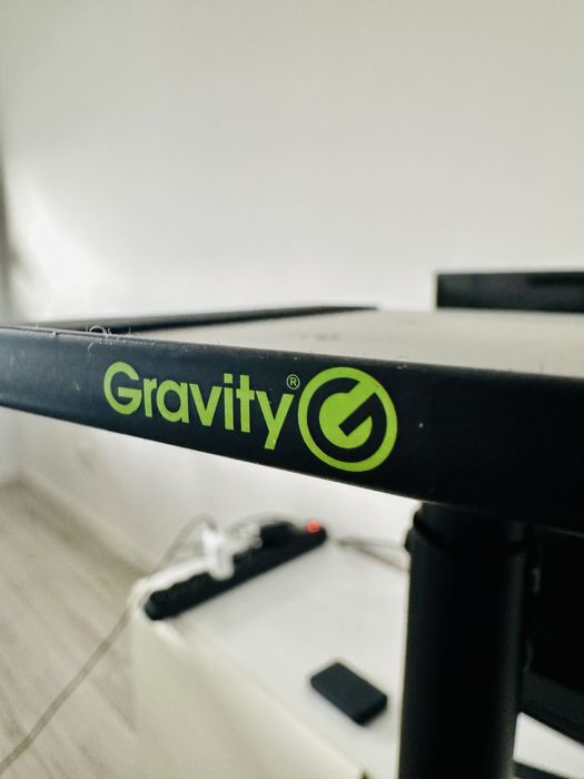 Statywy pod monitory studyjne Gravity SP 3202