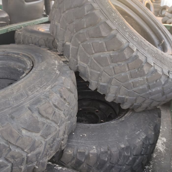 Pneus 235 75 R15 5x165.1 E Jantes 15 land rover series 3