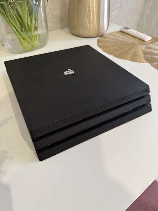 Продам PS 4 Pro 1TB + 2 геймпади