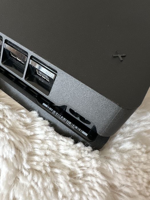 PlayStation 4 slim + 2 Comandos originais