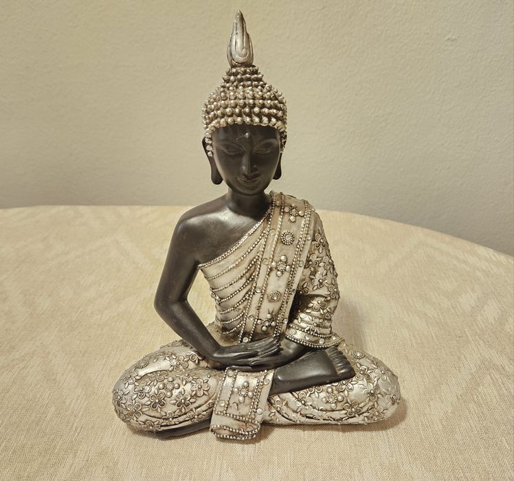 Buda preteado com brilhantes