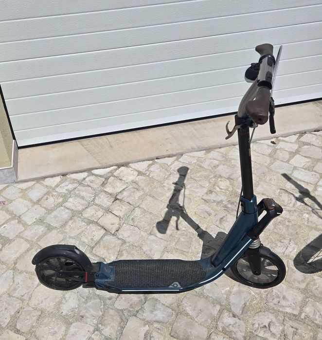 Conjunto 2 bicicletas e uma trotineta.