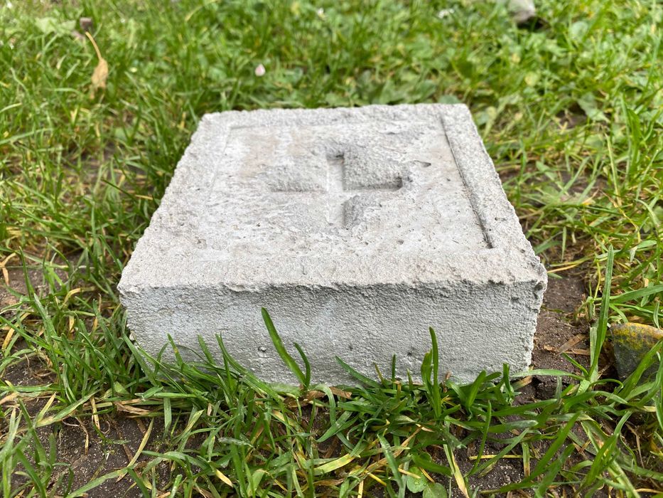 Kamienie graniczne, zawibrowane/słupek geodezyjny