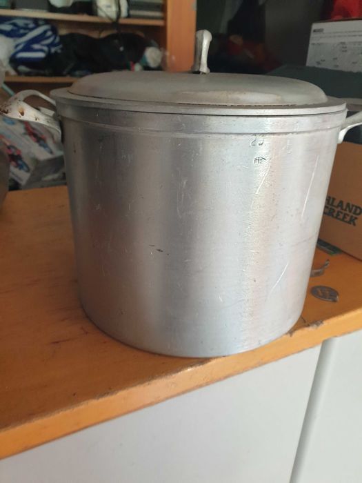 Panela de aluminio de 6 litros.