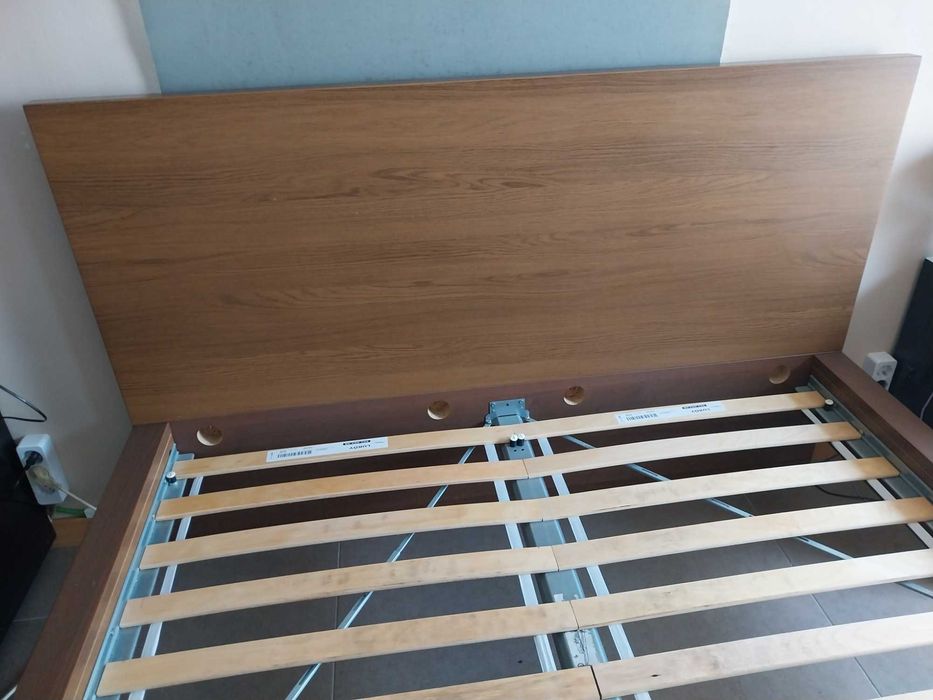 Cama castanha com estrado