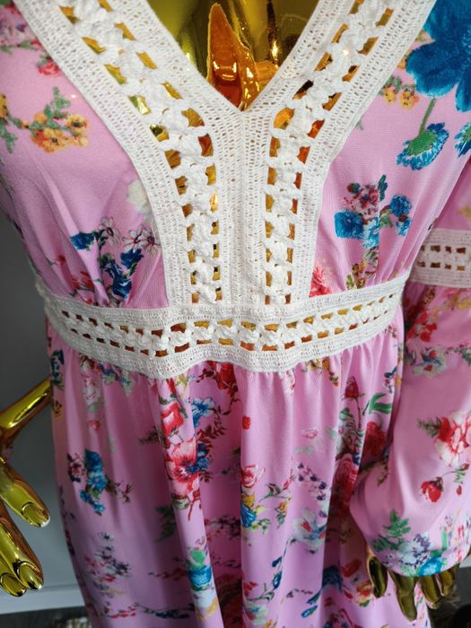 Nowa różowa  sukienka Boho w kwiaty z ażurowymi koronkami R.S/M
