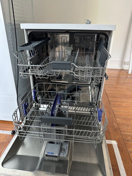 Máquina de lavar loiça Beko DFN28432W