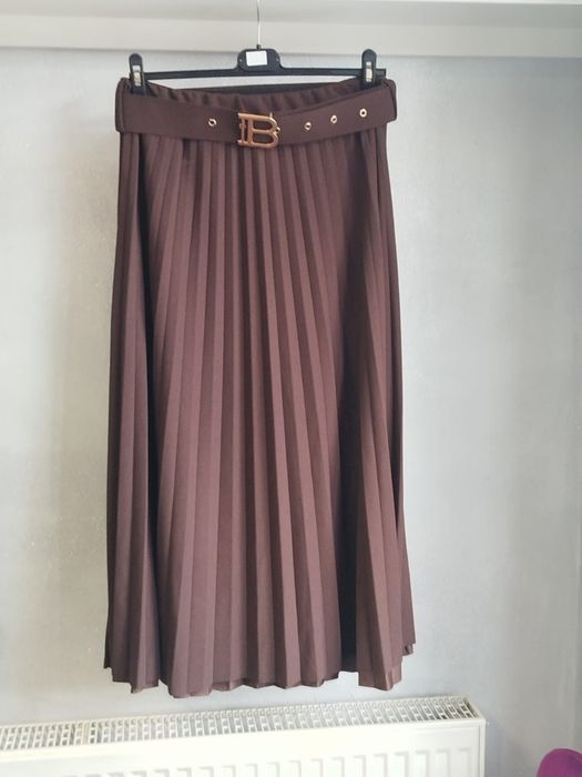 Elegancka czekoladowa plisowana spódnica