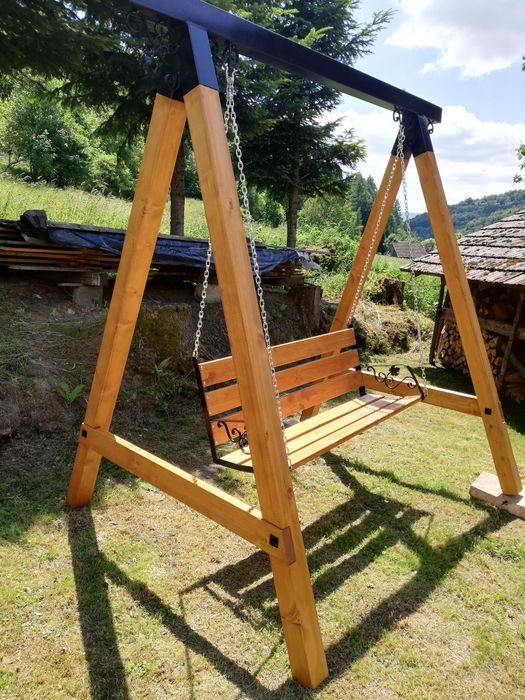 Huśtawka drewniana z elementami kutymi