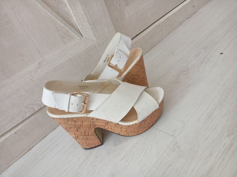 najmodniejsze na platformie  białe sandały - Atmosphere