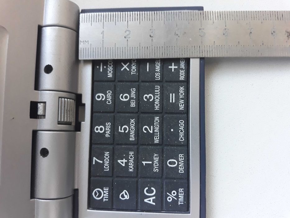 Настольные часы-будильник-калькулятор