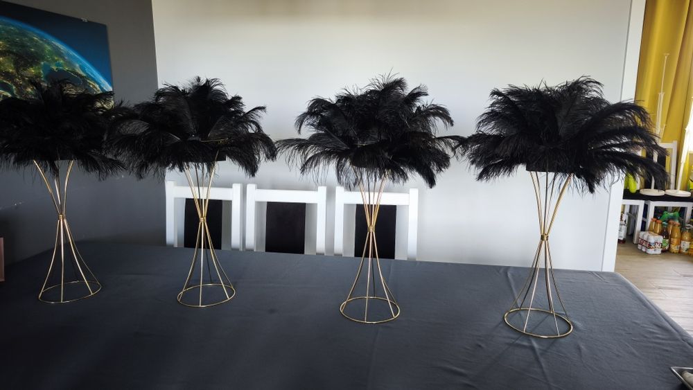 Ozdoba na stół z naturalnymi piórami