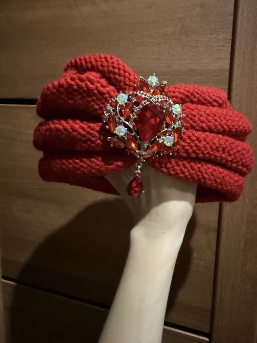 Шапка ручної роботи з камінням