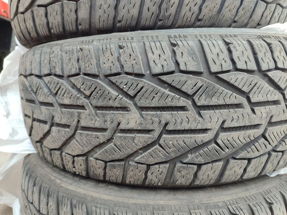 Продам зимову гуму . Резина в гарному стані , 2020 року , розмір 17й .