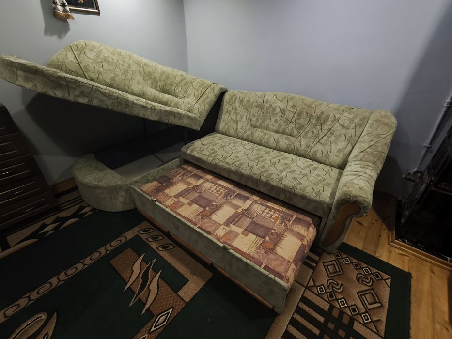 Кутовий розкладний диван з нішею для білизни».