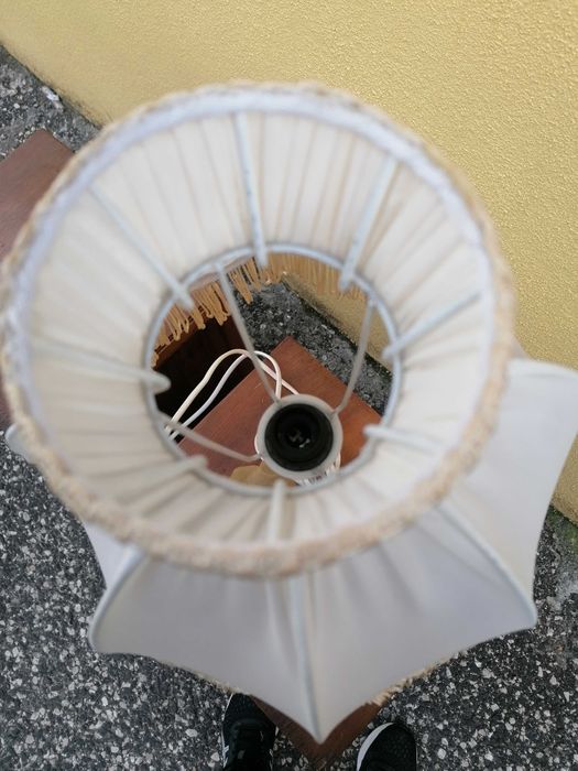 Candeeiro antigo de mesa em marfinite tulipa branca