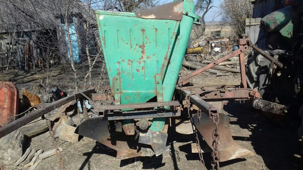 Продам картопле сажалку на 2 корпусний плуг