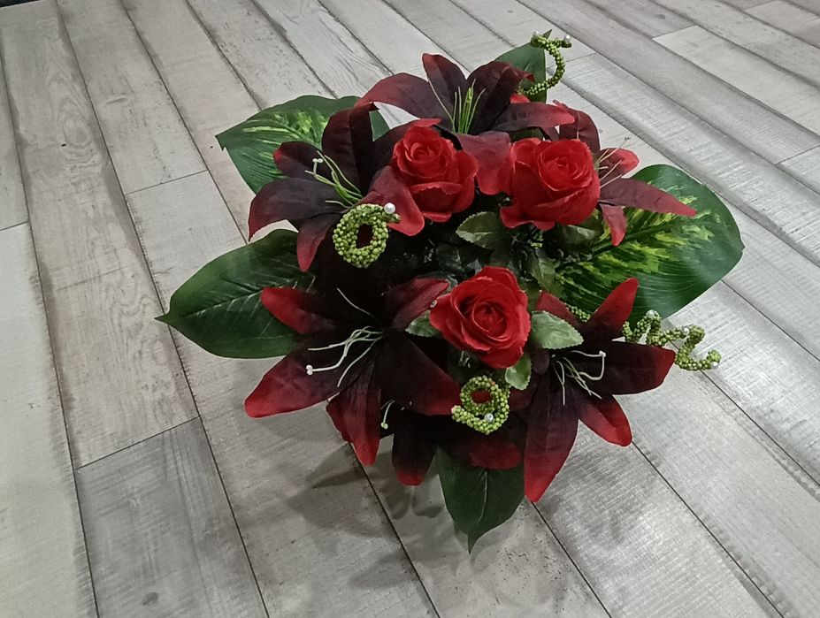 Zestaw kwiatów na cmentarz pomnik grób kwiat róże