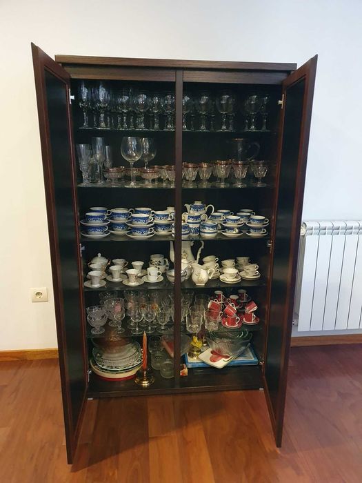 Cristaleira com portas de vidro fosco preto