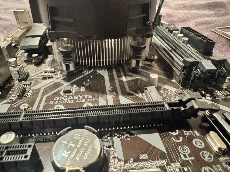 gigabyte b450m ds3h + procesor AMD Ryzen 5 2600