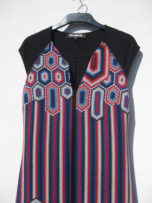 Яркое платье с принтом абстракция эффект вышивки Desigual L