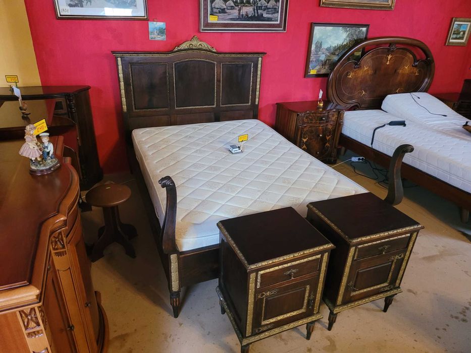 Muito bonito conjunto de cama antiga com duas mesas de cabeceira