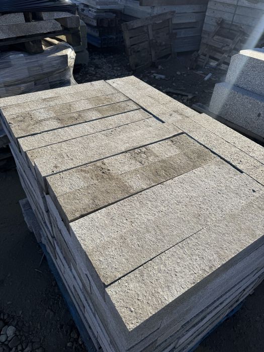 Kamień granitowy palisady cięto łupane