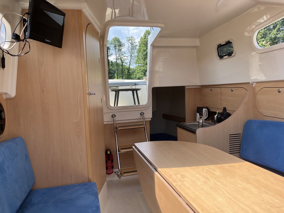 Delphia Nano , spacerowy jacht motorowy HOUSBOAT