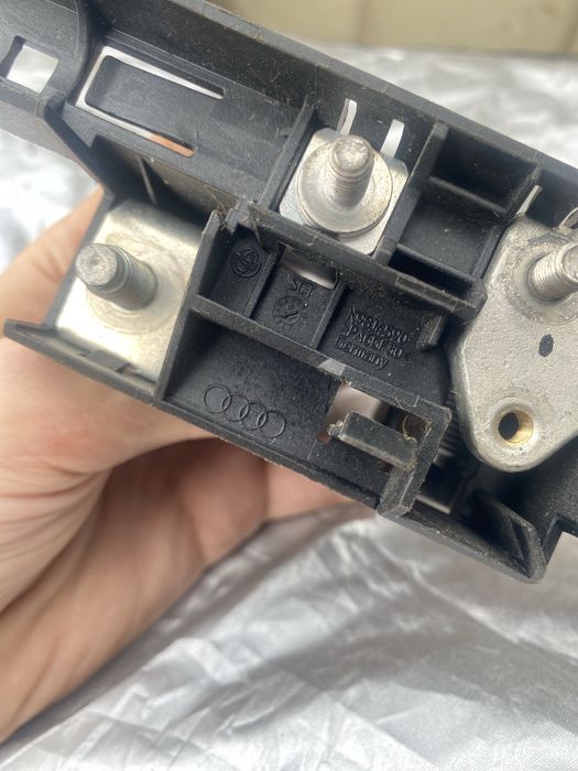 Клема акумулятора плюсова Audi A6 C6 vw Tiguan Golf 6 Polo K98J4590