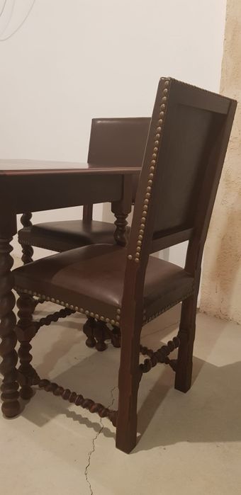 Mesa de jantar em madeira maciça com 4 cadeiras