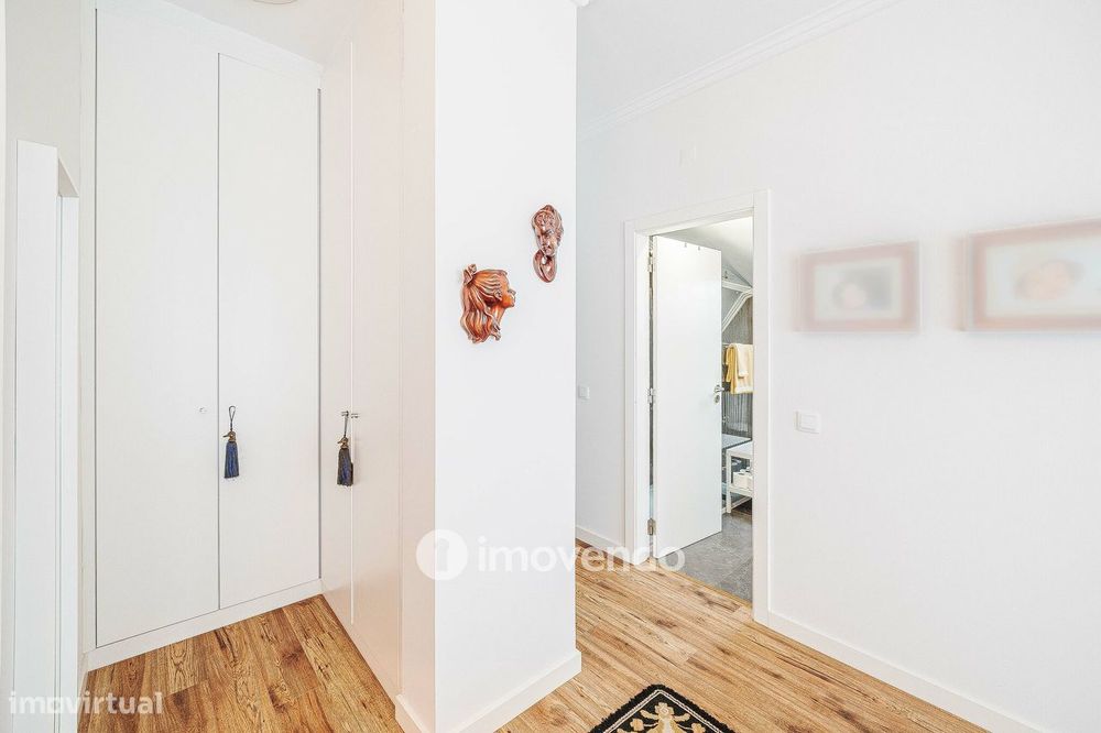 Apartamento T3 Duplex, com estacionamento, no Condomínio do Loural