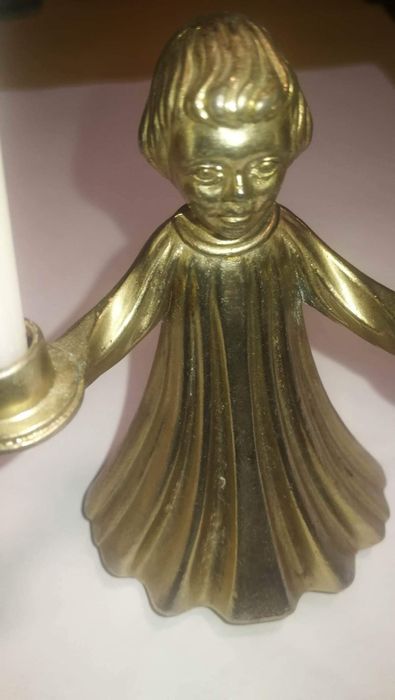 Anioł świecznik z brązu