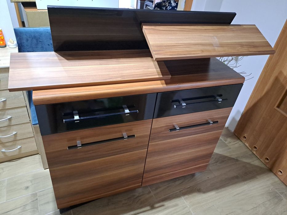 Komoda drewno i czerń plus półka na ściane